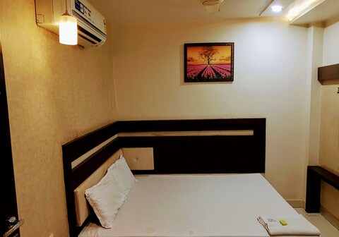 HOTEL MAKHIJA PALACE