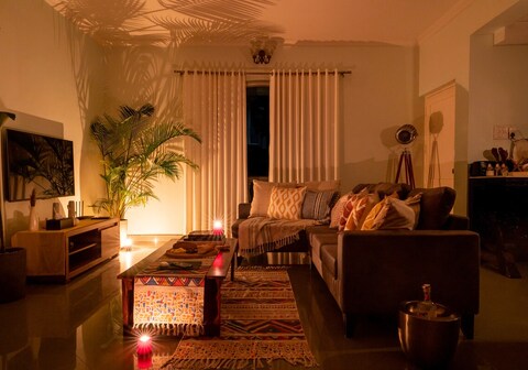 3BHK Bridgerton villa w/pool| 8mins from Calangute by Savera Stays