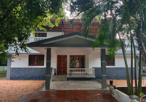 Tranquil villa-2 Bedrooms |Lake view by Homeyhuts