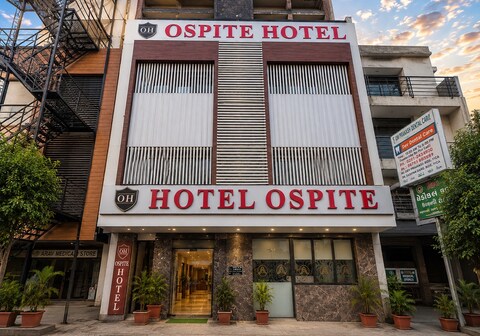 OSPITE HOTEL 2Min Walkin Distance from surat railway station