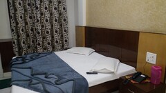 Hotel Amba Deluxe, Delhi Hotel Amba Deluxe, Delhi