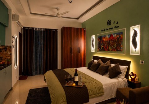 SQube Suite | Luxury Studio | North Eye, Noida