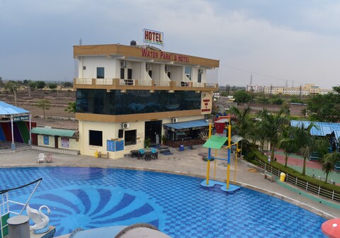 HOLIDAY WATERPARK HOTEL AND RESORT