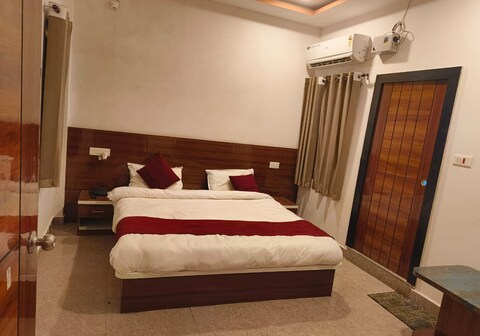 HOTEL ANSHIKA-MADHUBAN SWEETS,KALIKA HUT & FLAVOURS