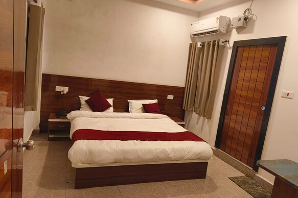 HOTEL ANSHIKA-MADHUBAN SWEETS,KALIKA HUT & FLAVOURS