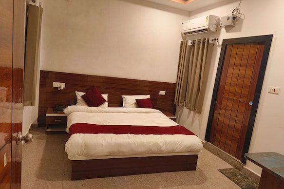 HOTEL ANSHIKA-MADHUBAN SWEETS,KALIKA HUT & FLAVOURS