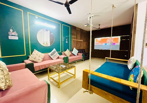 Instay 528 l 3BHK l 2BHK with Pvt. theatre screen