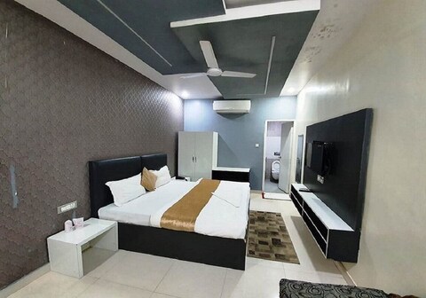 Hotel Mandakini Lush