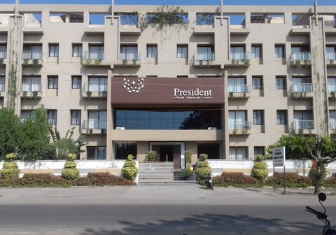 Hotel President Banquet & Lawn