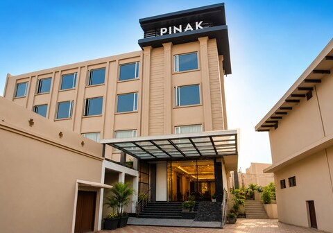 Pinak Hotel