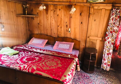 Budshah Palace Private Houseboat 2
