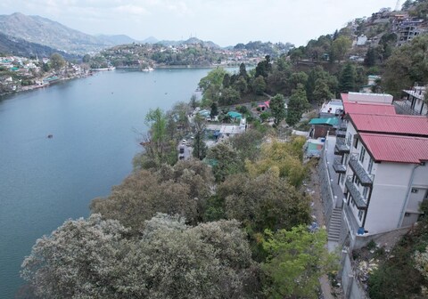 Hibiscus Lake View Suite