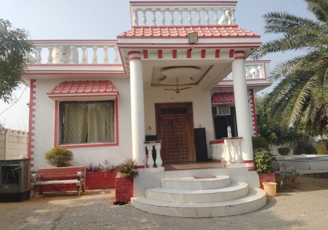 Farmhouse property well maintained private getaway