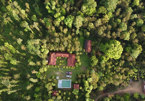 Coffee Breeze Homestay by Dazzle Destinations | Swimming Pool and Simple Rooms