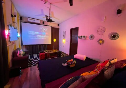 Screens and Dreams-Luxurious Studio Apartment