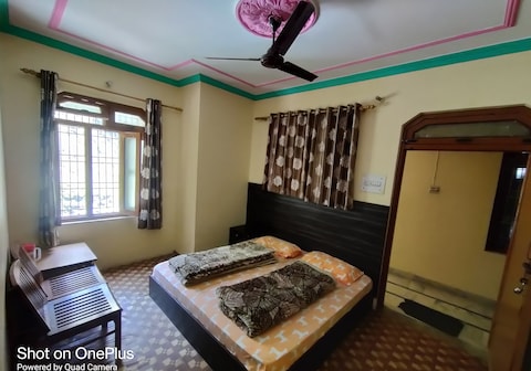 Hari Krishna Guest House- Govind Ghat