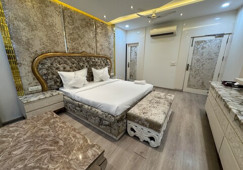 Lavish 3Bhk By Royal Suites