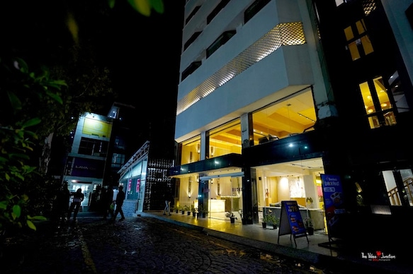 Nirulas Hotel (3 Min Walking Distance From metro Station)