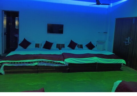 Madan Residency Amritsar, 750m from Golden Temple