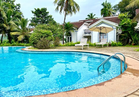 Luxury Pool Side Studio With Private Balcony