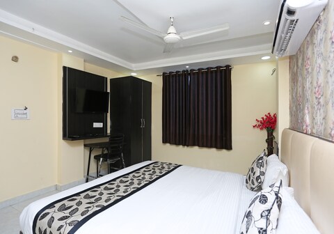 OYO Laxmi Privilege Inn