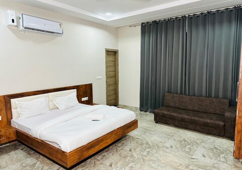 HOTEL SKYZ SIRSA