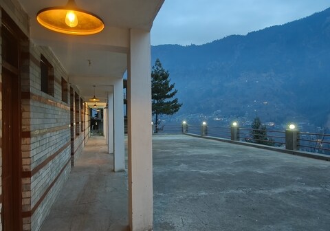 Cliffside Hotel and Cafe