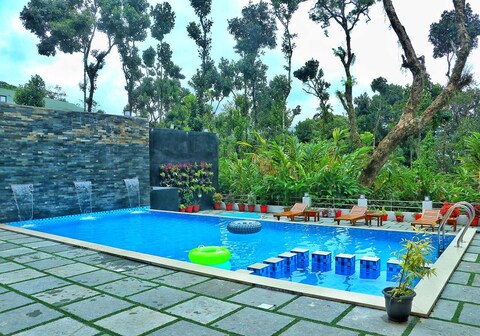 Tree Blanche | Swimming Pool and Restaurant