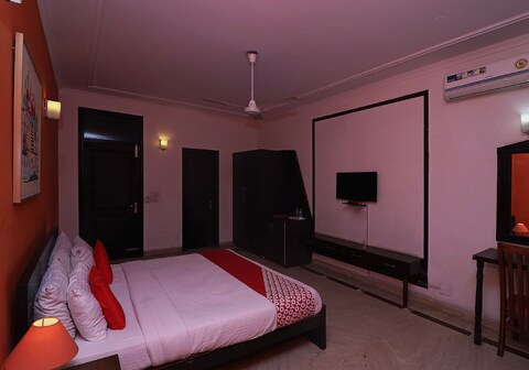 Hotel O A K Hotel