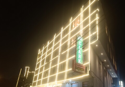 Hotel De Clark @ Delhi Airport with Free Parking