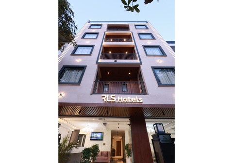 RLS Hotels Near Expo Mart
