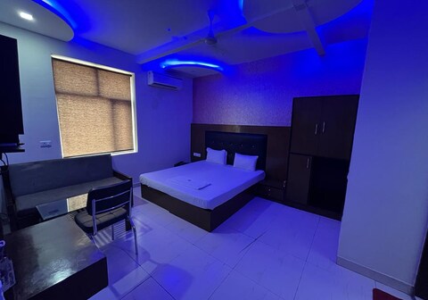 Hotel Neptune, Paschim Vihar