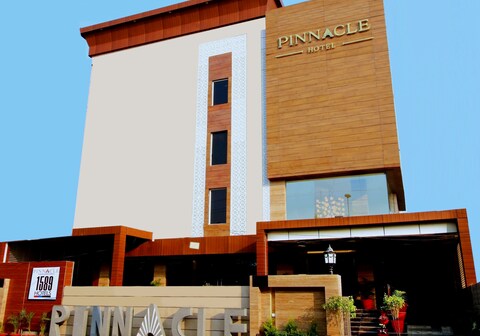 Pinnacle by Click Hotels, Lucknow
