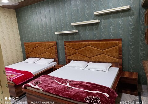 SHRIHIT RADHA MOHAN DHAM