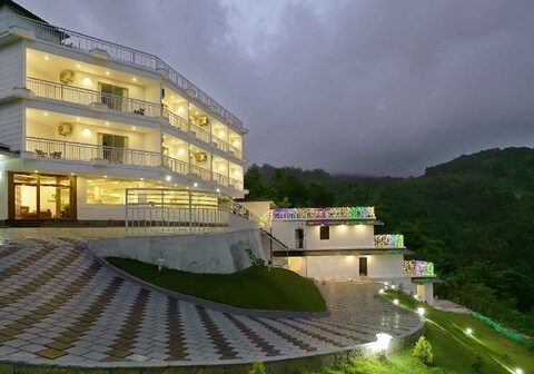 Moonline | Valley-view Rooms and Restaurant