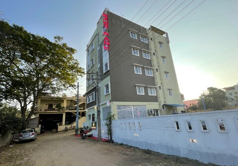 EAST PARK PREMIUM SUITS