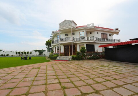 Garden City Resorts | Rooms & Restaurant