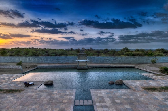 EVOLVE BACK, HAMPI