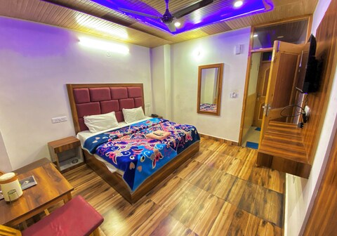 KST Villa Manali Near Mall Road