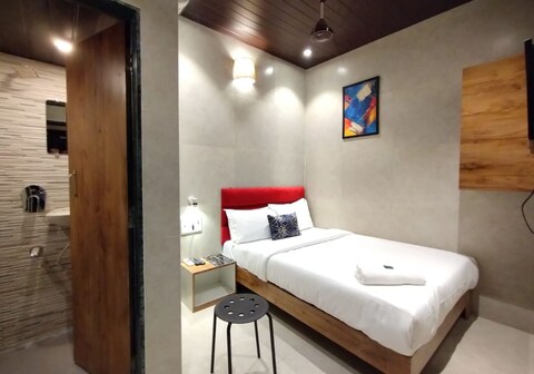 Hotel Eros - Nr Airport T2