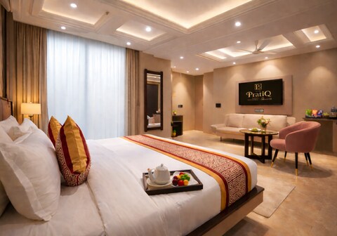 The PratiQ Luxe - Paschim Vihar