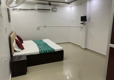 Hotel shubh ratri