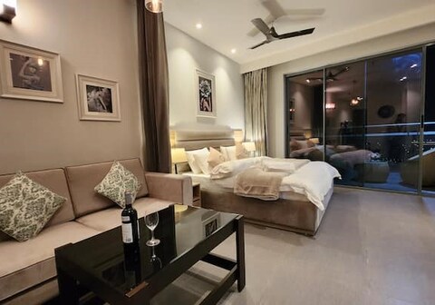 Hostie Asita Studio Apt near Apollo Fortis Noida