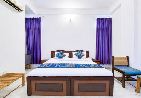 Hotel Hardik Palace.