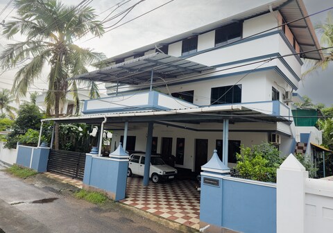 Padmanabhan's Homestay 2BHK by Alchemy Homes