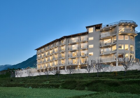 juSTa Grand View Resort & Spa, Manali (Centrally Heated Resort)
