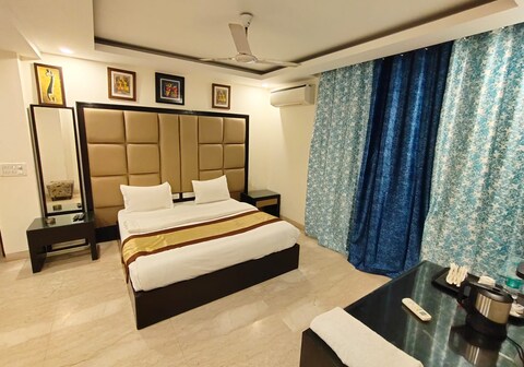 AARON HARIKANTA STAYZ ( Rooms & Party )