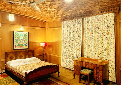 Houseboat Omar Khayam