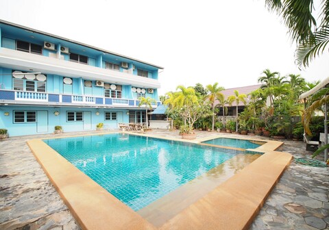 OYO 1004 Naklua Mansion