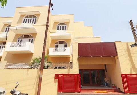 Hotel Lav Kush International